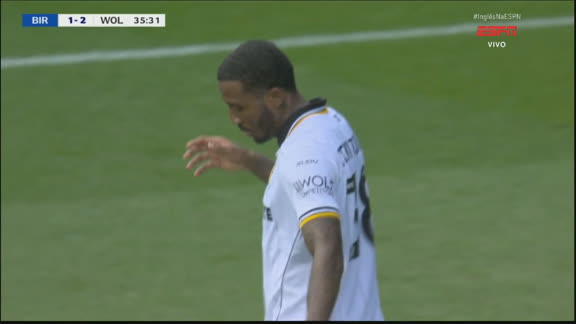 O QUE É ISSO, MEU ZAGUEIRO? Tchatchoua tenta recuo para o goleiro, mas faz gol contra bizarro