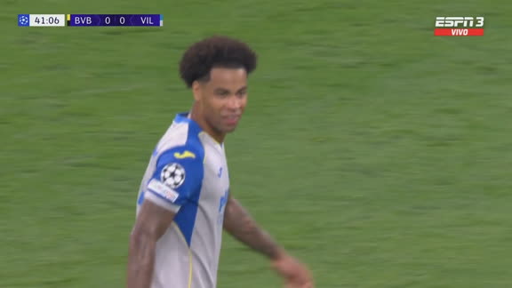Buchanan lo tuvo desde afuera pero Kobel puso las manos y salvó al Dortmund