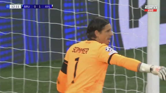 ¡Gran tapada de Sommer para evitar el 1-0 de Aston Villa!