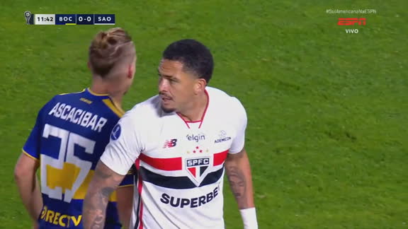 Chega o São Paulo! Luciano arrisca de fora da área, mas para em desvio da defesa do Boca Juniors