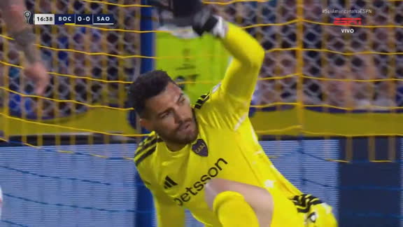 Luciano recebe cruzamento na medida de Iago, cabeceia, mas para em boa defesa do goleiro do Boca e quase abre o placar na Bombonera