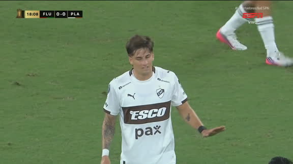Chega o Platense! Retamar arrisca de fora da área, mas Fábio faz a defesa sem sustos; VEJA