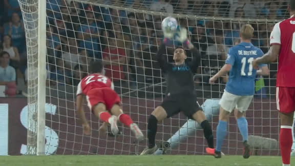 ¡Terrible tapada de Meret para evitar el gol de Merino!