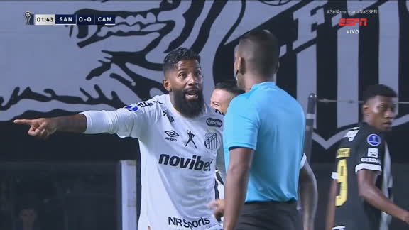 Rodinei na bronca! Novo lateral do Santos fica em fúria com arbitragem após falta para o Atlético-MG; VEJA