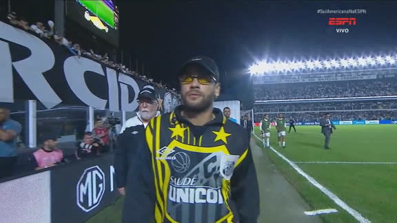 Neymar presente! Desfalque contra o Atlético-MG, craque é ovacionado por torcida do Santos na Vila; VEJA
