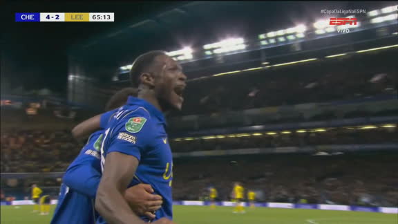 Gol do Chelsea! Danny Welbeck limpa da zaga, manda no meio das pernas do goleiro e faz 4 a 2 no Leeds