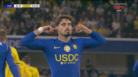 Gol do Chelsea! Virada em sete minutos! Pedro Neto recebe de Morgan Rogers, bate rasteiro, faz 3 a 2 no Leeds e comemora à la Memphis Depay