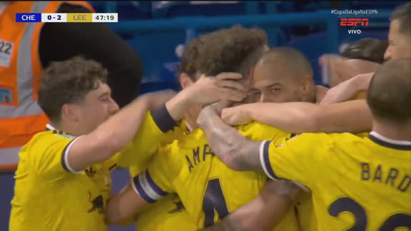 Gol do Leeds! Nmecha dá passe de letra, Brenden Aaronson aproveita, toca de primeira e faz 2 a 0 no Chelsea