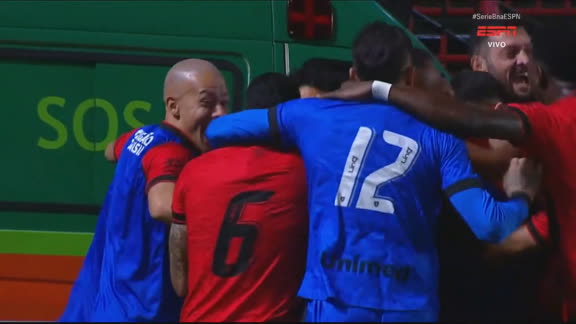 Gol do Atlético-GO! Guilherme recebe cruzamento na medida, cabeceia firme e faz 1 a 0 no Ceará