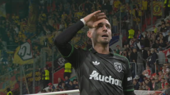¡Aguilar aprovechó el regalo y puso el 3-2 agónico!