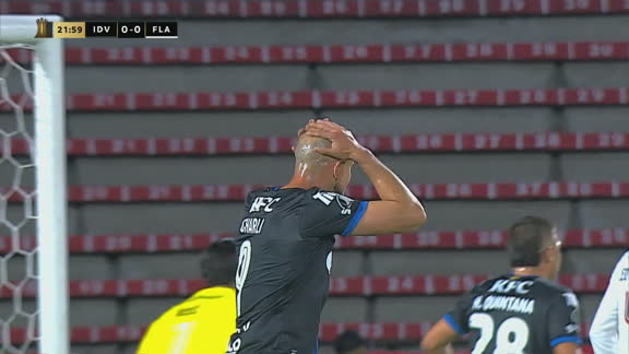 ¡El palo le negó el gol a Cocoliso González!