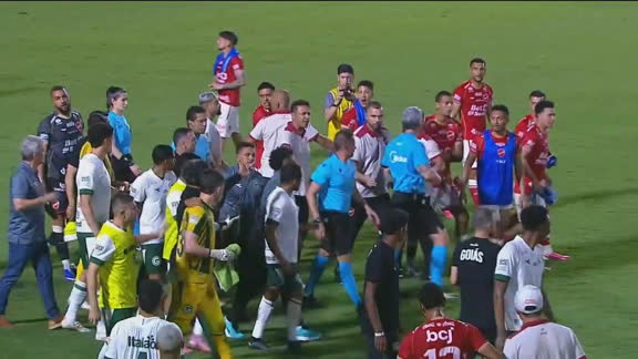 Confusão no fim do clássico! Jogadores de Vila Nova e Goiás brigam após apito final e policiais entram no gramado