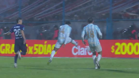 ¡El palo evitó el empate de Atlético Tucumán!