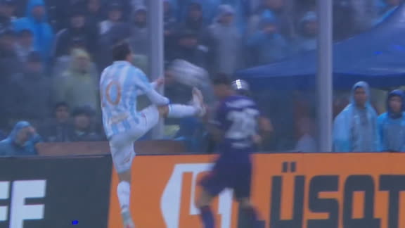 ¡Durísimo! Nicola fue con la pierna muy arriba y vio la roja directa ante River