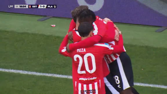 Gaich se anticipó en el área y puso en ventaja a Estudiantes
