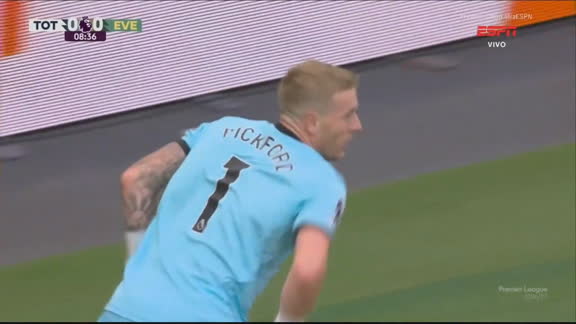 Pickford quase sai da área para evitar escanteio em Tottenham x Everton na Premier League