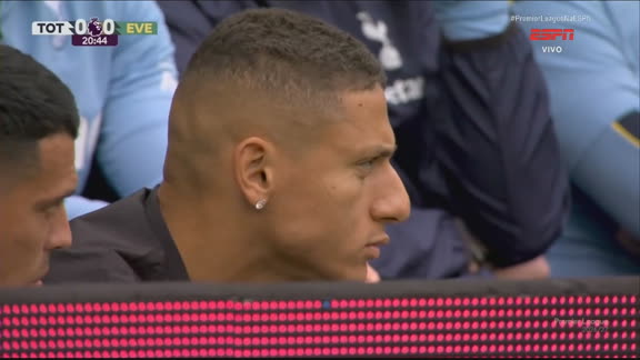 Richarlison aparece no banco e sem uniforme de jogo em Tottenham x Everton na Premier League