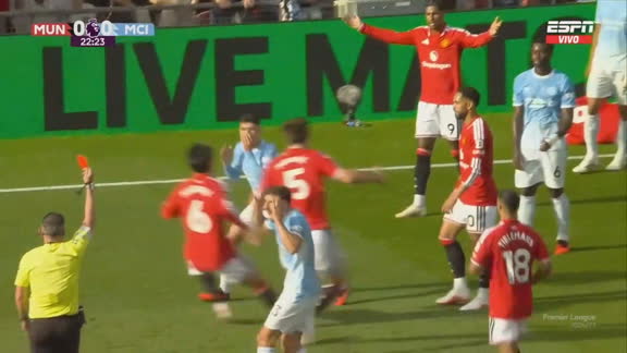 De no creer: Foden le pegó una patada en el piso a Bruno Fernandes y vio la roja