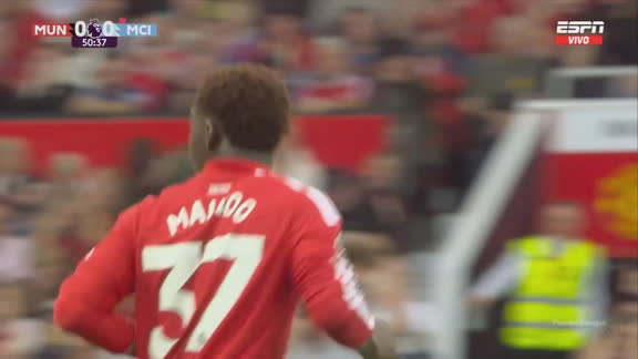 ¡Sonido metálico! Mainoo remató al palo ante el Manchester City