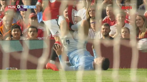 Cartão vermelho direto! Foden deixa o pé alto e acerta Bruno Fernandes no clássico de Manchester