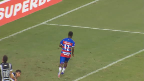 Gol do Fortaleza! Paulo Baya ativa o 'modo Vini Jr', faz jogada absurda, e Vitinho abre o placar contra o Ceará; VEJA