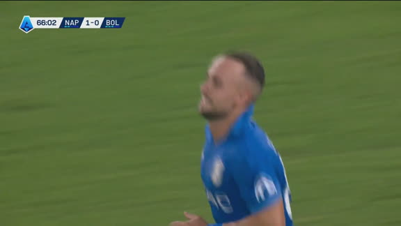 Gol do Napoli! Lobotka recebe bom cruzamento rasteiro e chuta por baixo do goleiro do Bologna para abrir o placar no Campeonato Italiano; VEJA
