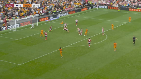Mal remate de Jiménez en nueva oportunidad de gol para los Wolves