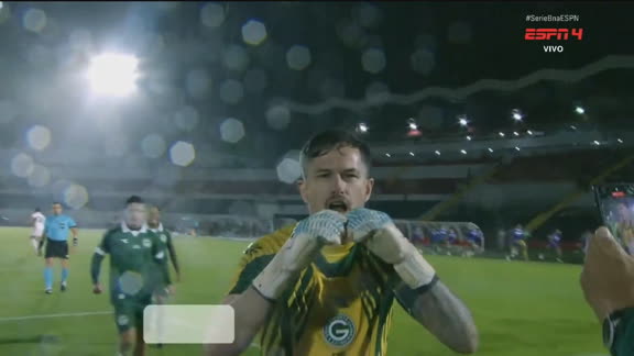 Gol da virada do Goiás! Tadeu faz de pênalti, comemora à la Cristiano Ronaldo e se redime após falha na Série B; VEJA
