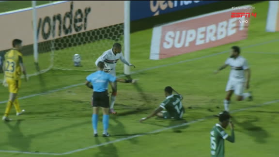Falha bizarra na Série B! Tadeu se atrapalha e entrega gol de presente para o Botafogo-SP, que castiga o Goiás; VEJA