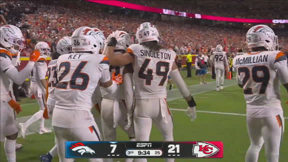 Defensa de Broncos intercepta a Patrick Mahomes