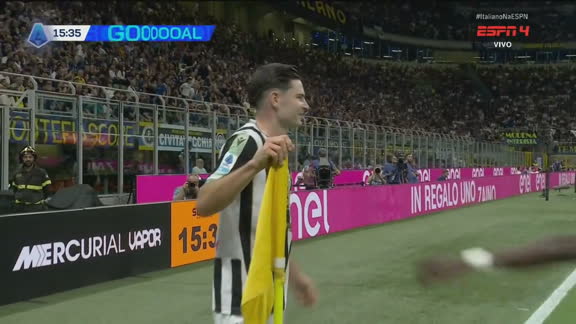 Gol da Udinese! Ekkelenkamp aparece livre para desviar na pequena área e fazer 2 a 0