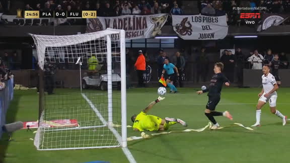 MILAGRE DE FÁBIO! Goleiro do Fluminense faz defesaça caído e evita gol do Platense; VEJA