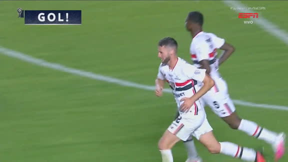 Gol do São Paulo! Domingos Duarte sobe mais alto do que a defesa do Boca Juniors e empata no Morumbis