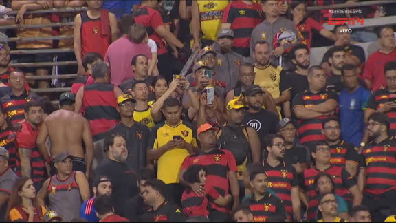 Confusão no fim de CRB e Sport! Torcida visitante tenta invadir setor no estádio, mas polícia intervém