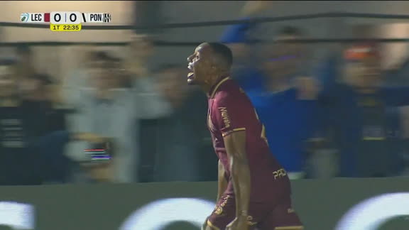 Gol do Londrina! Após bela jogada ensaiada em cobrança de falta, Hebert cabeceia firme e abre o placar contra a Ponte
