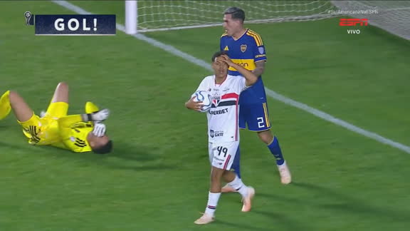 Ryan Francisco aparece livre na pequena área, faz o gol, mas lance é anulado por impedimento