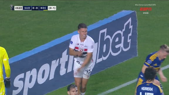 Para fora! Gustavo Santana tenta cabeceio, mas não acerta o gol do Boca Juniors