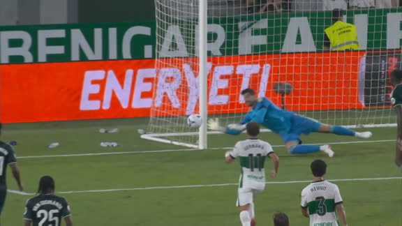 Tapadón de Courtois para evitar el gol del Elche