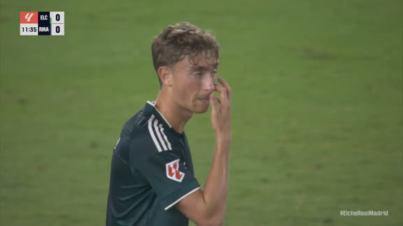 ¡Cabezazo de Huijsen que buscaba el primero para el Real Madrid!