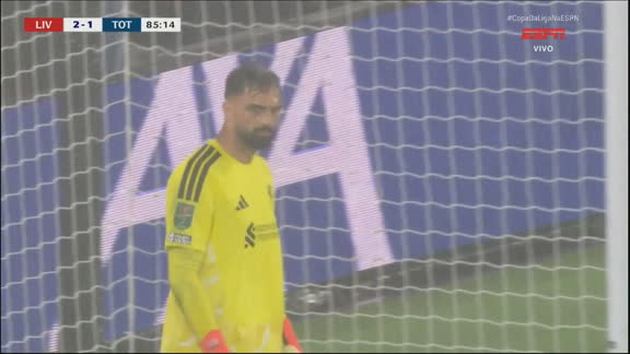 Mamardashivili se estica, faz defesaça em chute de Marmoush e recebe aplausos de Alisson