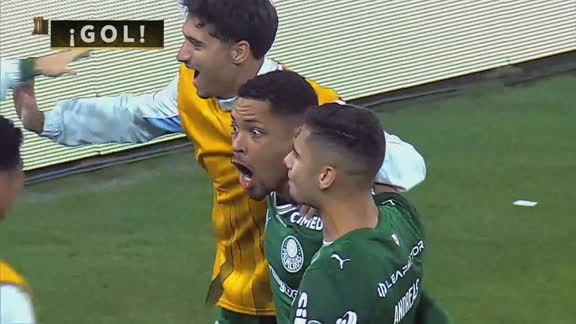 Vitor Roque ingresó y, de penal, puso el 2-1 para Palmeiras