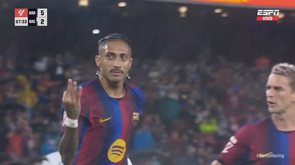 Se lleva la pelota: Raphinha selló su hat trick ante Racing Santander