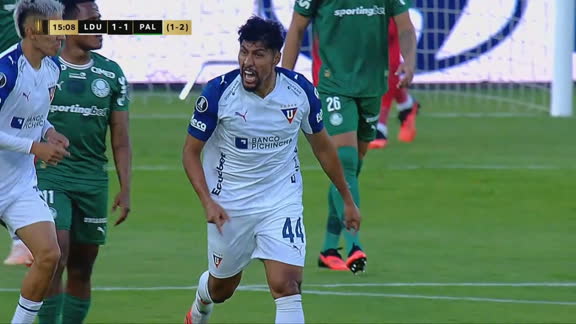Cinco minutos después del gol de Palmeiras, Luis Segovia puso la cabeza para darle el empate a Liga de Quito