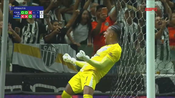 GALO SEMIFINALISTA! Gabriel Delfim pega três pênaltis contra o Santos e Atlético-MG avança na Sul-Americana; VEJA