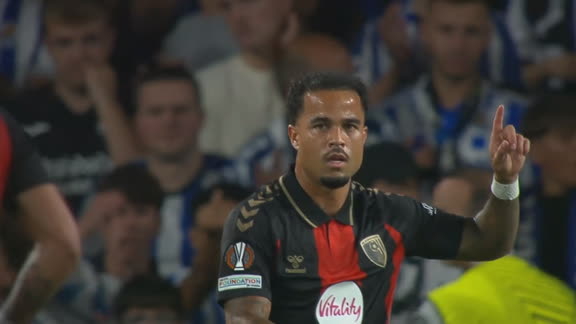 Kluivert culminó un buen ataque y abrió el marcador ante la Real Sociedad