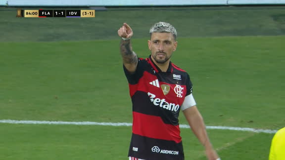 ¡De Arrascaeta aprovechó el blooper del arquero Quintana y le dio la clasificación a Flamengo!