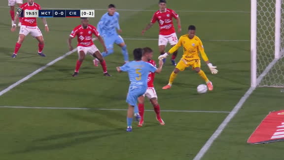 Espinoza estiró el pie y salvó a Cienciano