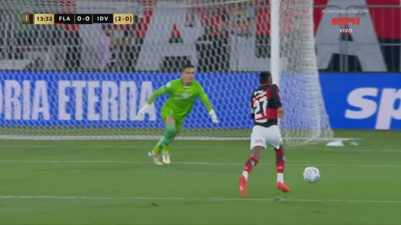 QUE CHANCE DO FLAMENGO! Bruno Henrique sai na cara do gol, mas para em goleiro do Independiente del Valle; VEJA