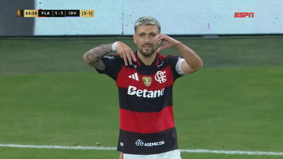 GOL BIZARRO DO FLAMENGO! Goleiro do Del Valle se atrapalha feio e entrega presente para Arrascaeta na Libertadores; VEJA