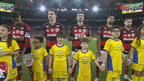 FESTA ABSURDA! Torcida do Flamengo lota o Maracanã para jogo decisivo por vaga na semi da Libertadores; VEJA